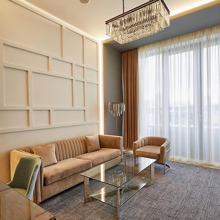 Aghababyan'S Hotel Erevan Exterior foto A living room in a suite at the hotel