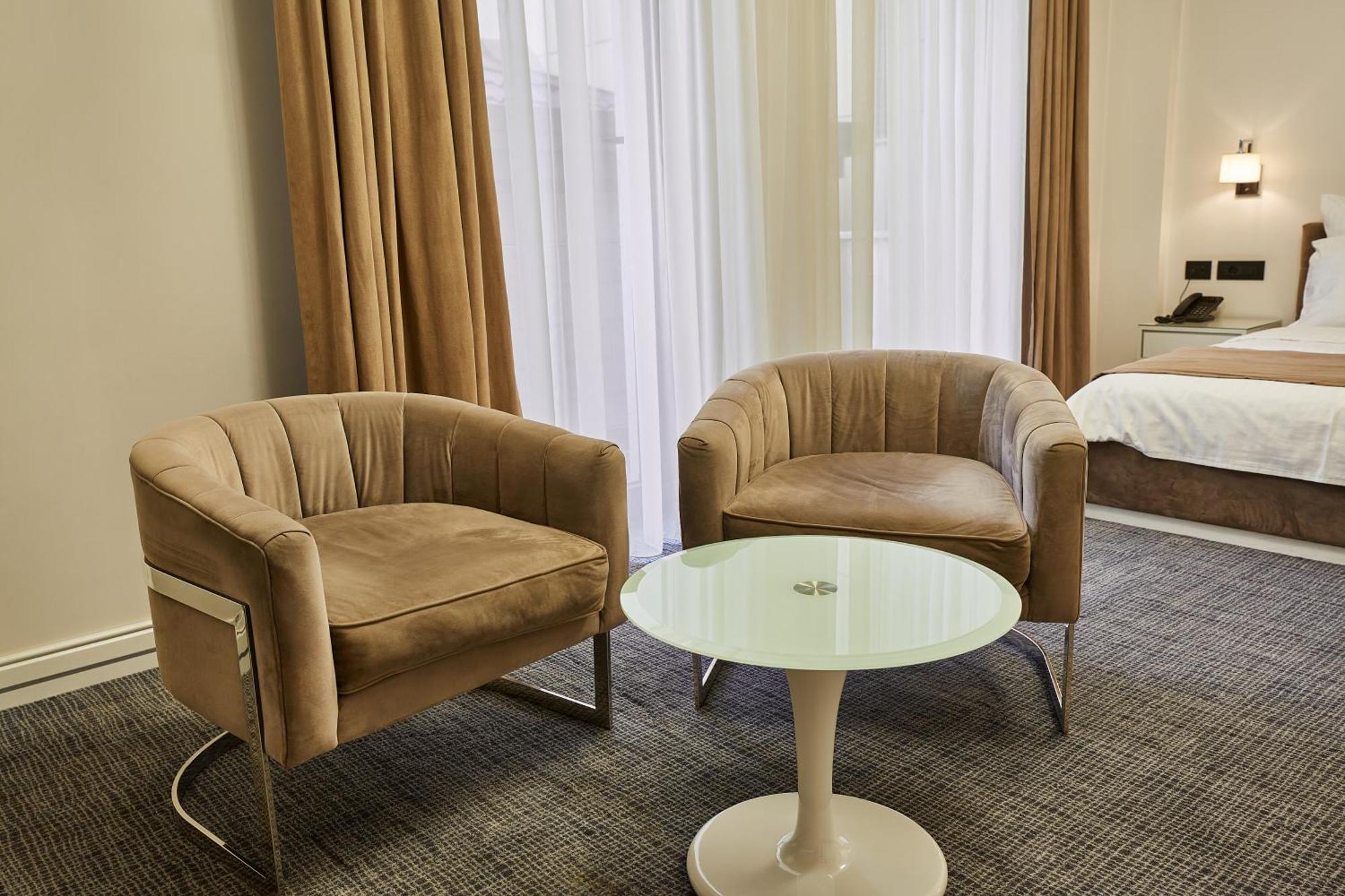 Aghababyan'S Hotel Erevan Quarto foto A pair of club chairs