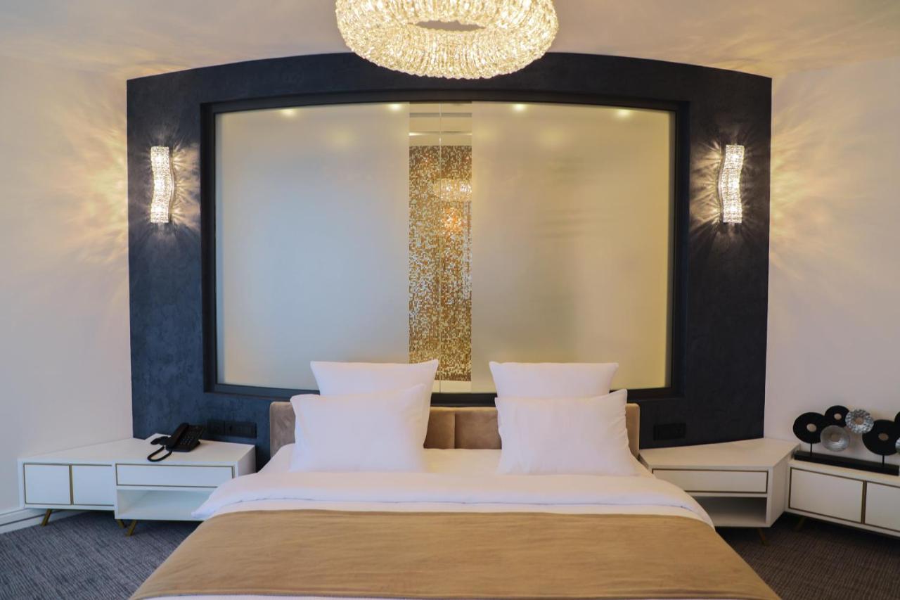 Aghababyan'S Hotel Erevan Exterior foto A bedroom at the hotel