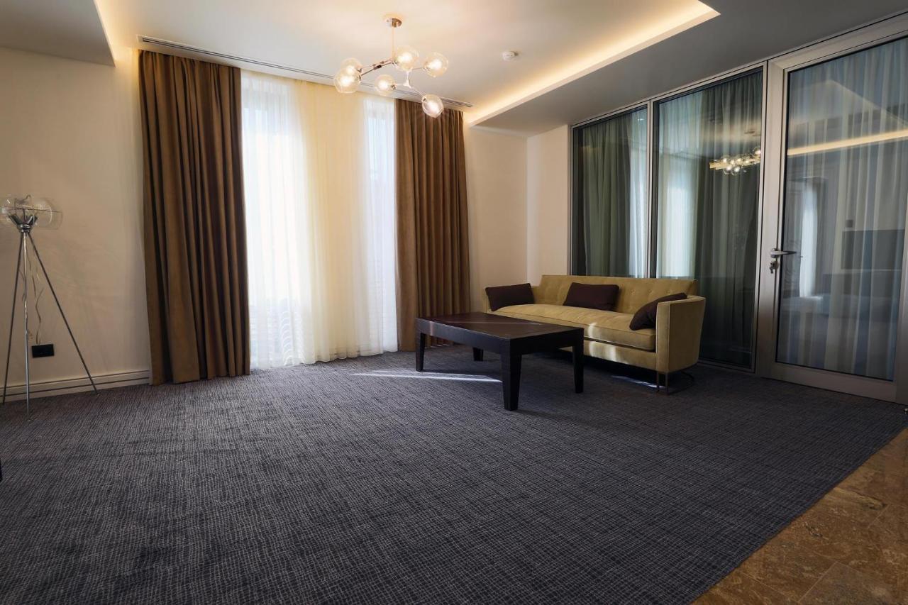 Aghababyan'S Hotel Erevan Exterior foto A room with carpet