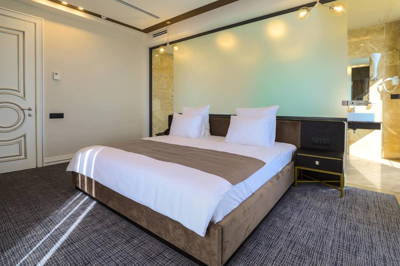 Aghababyan'S Hotel Erevan Exterior foto A bedroom in the hotel