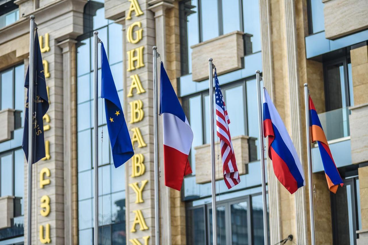 Aghababyan'S Hotel Erevan Exterior foto Flags of the European Union, France, the United States, Russia and Armenia in front of the headquarters of the Eurasian Economic Union in Minsk