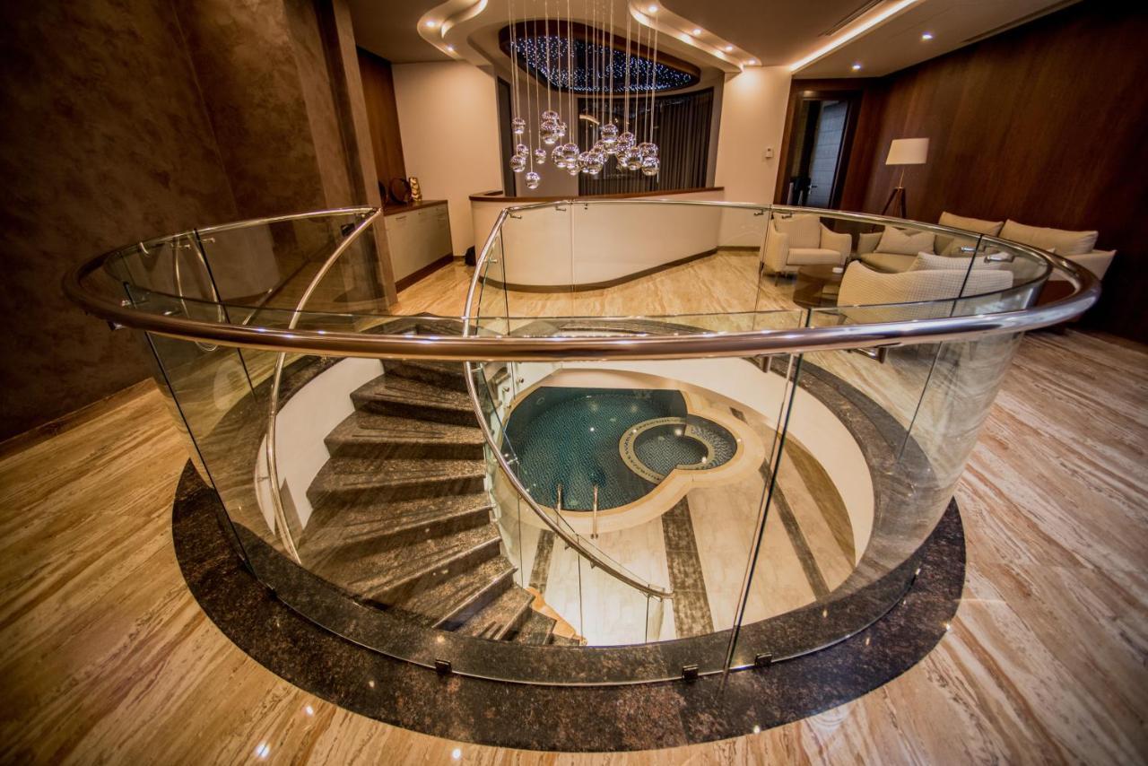 Aghababyan'S Hotel Erevan Exterior foto Spiral staircase